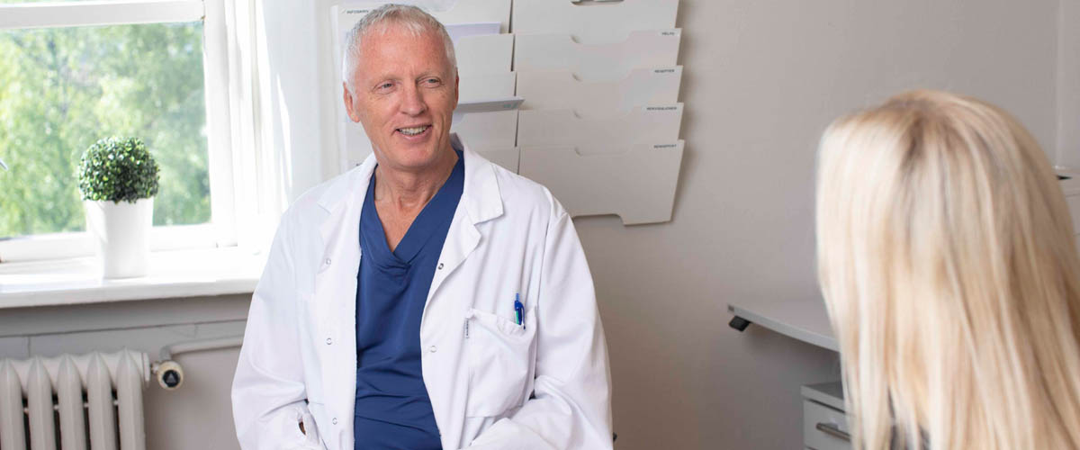 Kirurg Bent Johnny Neergård i konsultasjon. 