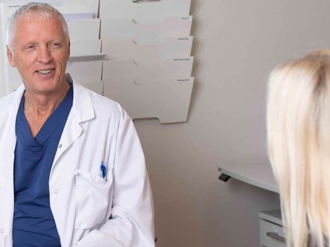 Kirurg Bent Johnny Neergård i konsultasjon.