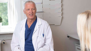 Kirurg Bent Johnny Neergård i konsultasjon.