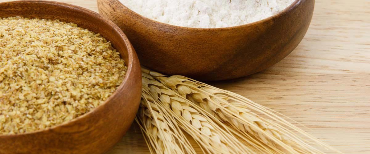 korn og grøt på et bord. 