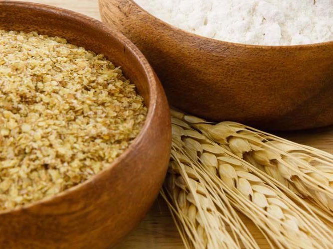 korn og grøt på et bord.