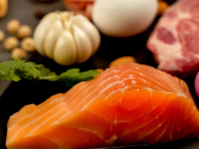 bilde av laks, kjøtt, nøtter og hvitløk.