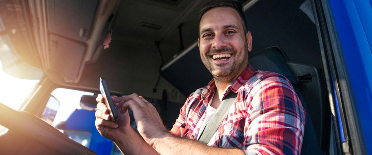 blid mannlig sjåfør. 