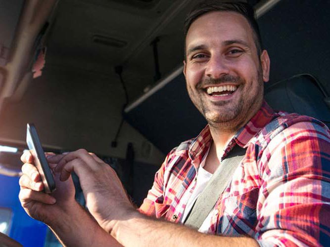 blid mannlig sjåfør.