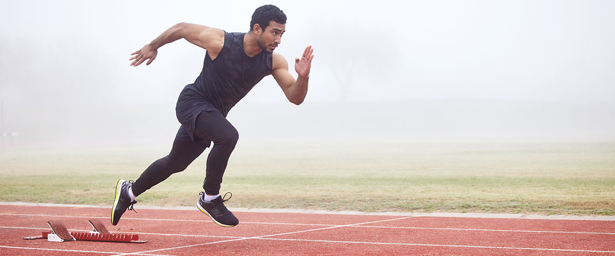 Mann løper på løpebane