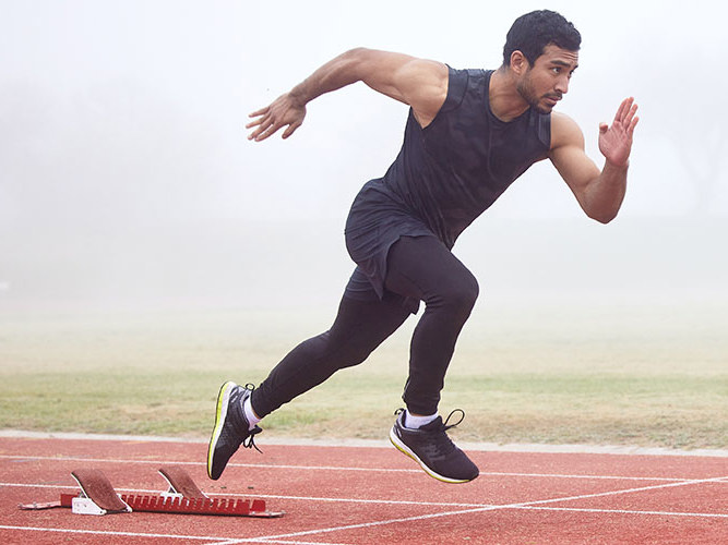 Mann løper på løpebane
