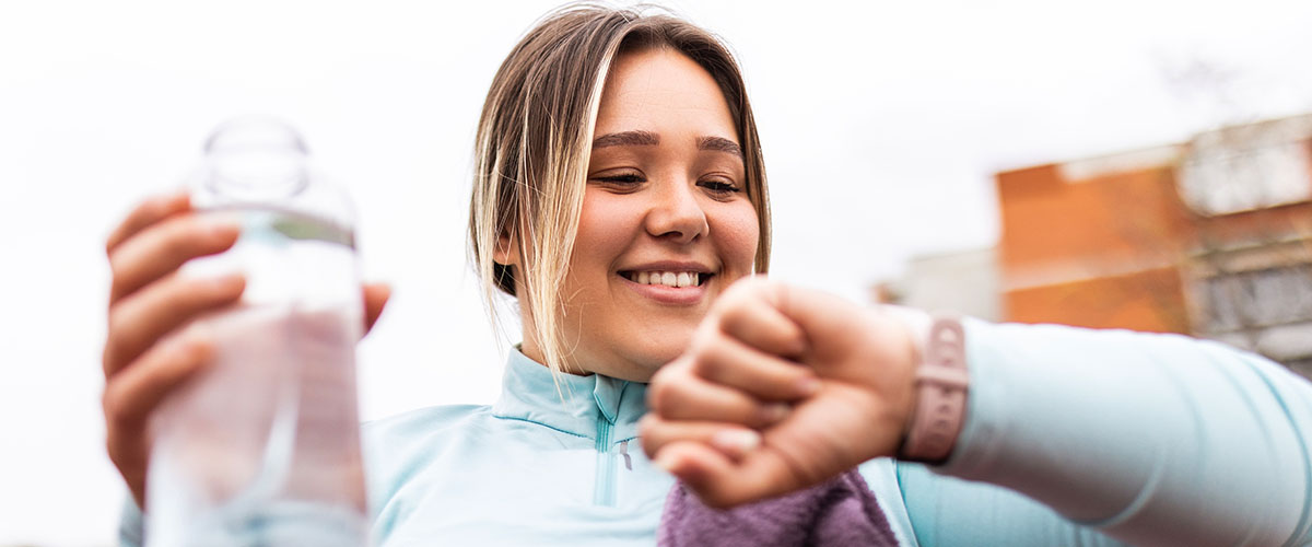 motivert ung kvinne på gåtur. 