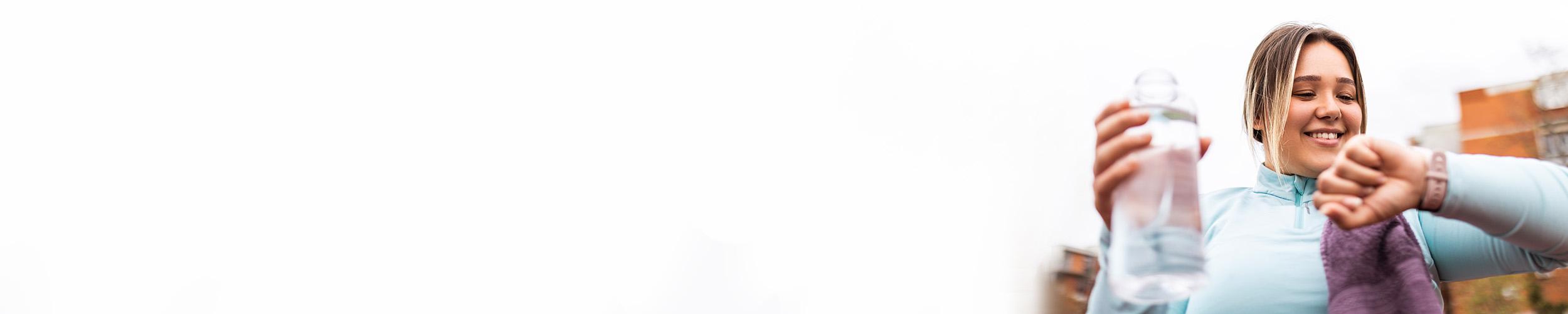 Kvinne ser på klokken når hun er i aktivitet.