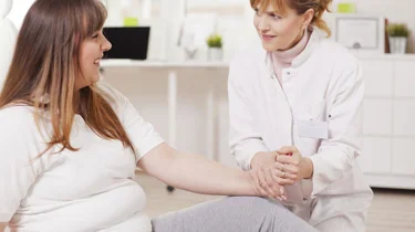 Overvektig kvinne på konsultasjon.