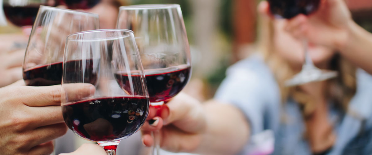 vinglass på et bord. 