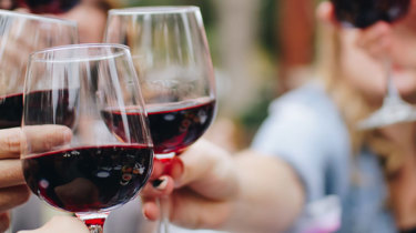 vinglass på et bord.