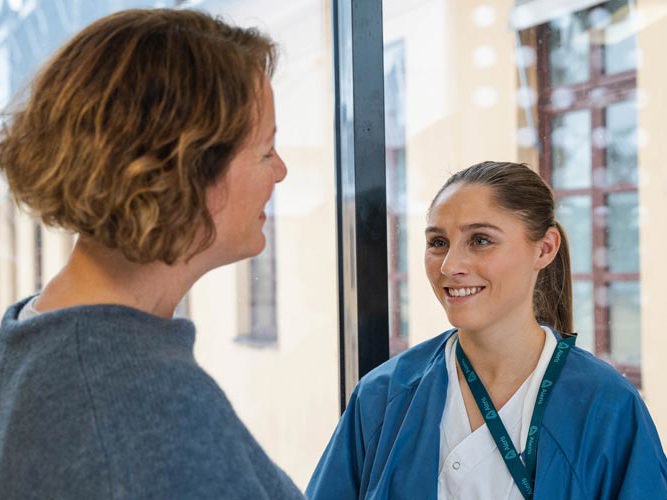 Anita diskuterer med helsepersonell.